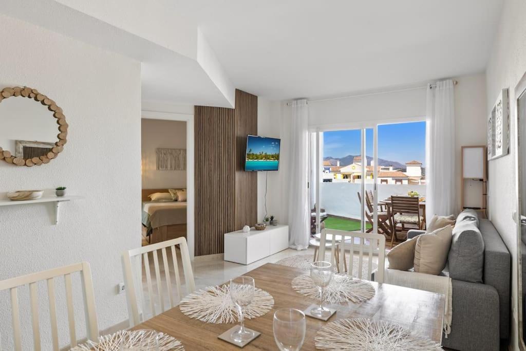 Beautiful 3 Bed Stylish & Cozy - Susanna Apartament